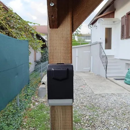 Anna Mit Ladestation Fuer E-autos *